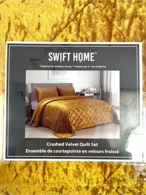 Crushed Velvet Quilt Set in Gold size King